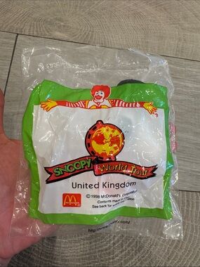 McDonald's Snoopy World Tour Plush (Green/White/Red/Yellow)